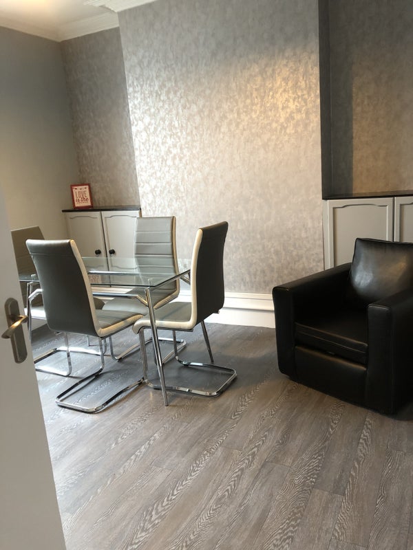 1 &2 bed apartment upper Bangor NO COUPLES - student accommodation in Bangor - img_1
