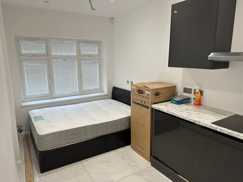 Ensuite loft near tube - quiet house student accommodation in Ruislip - img_4