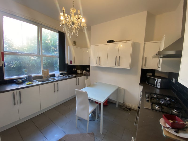 1 Bedrooms Next To Lark Lane 🍃 - student accommodation in Aigburth - img_5