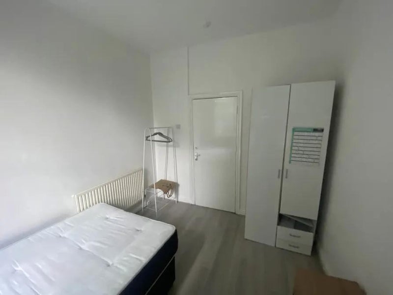 1 Bedrooms Next To Lark Lane 🍃 - student accommodation in Aigburth - img_2