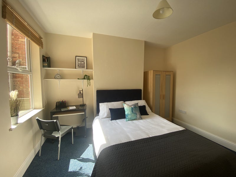 1 double bedrooms. £580 All bills included - student accommodation in Cheltenham - img_4