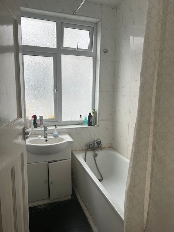 Large double room to rent in a semi detached house student accommodation in Edmonton - img_6
