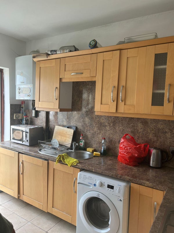 Large double room to rent in a semi detached house student accommodation in Edmonton - img_7