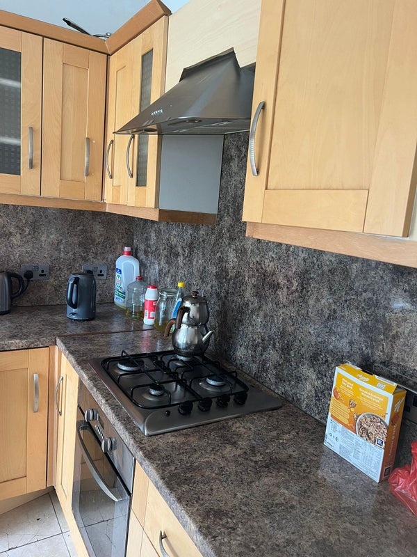 Large double room to rent in a semi detached house student accommodation in Edmonton - img_8