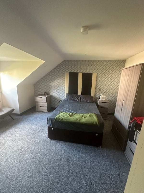 Looking for someone to take over a room in a 3 bed student accommodation in Burley - img_7