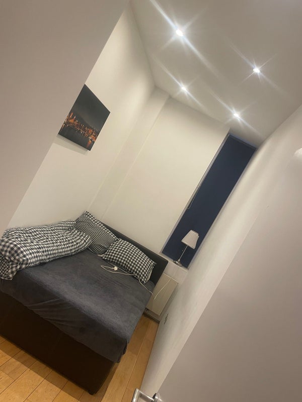 1 Medium Room, with double bed - student accommodation in Earl's Court - img_2