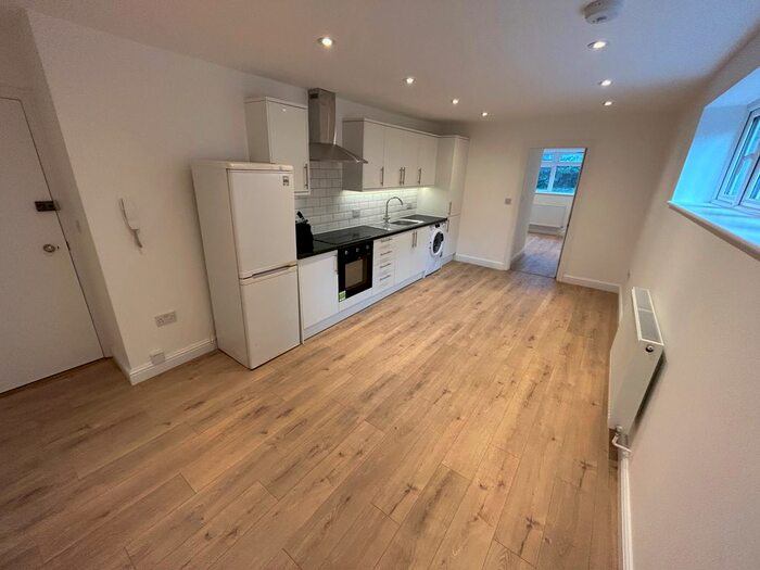 1 Private Room Only ---- Flat Share X 1 (Male) Per - student accommodation in Blackwall - img_2