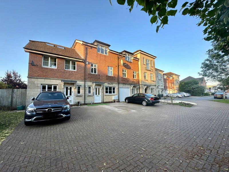 25min to Waterloo, Kingston &Sutton! New En-Suite - student accommodation in Worcester Park - img_4