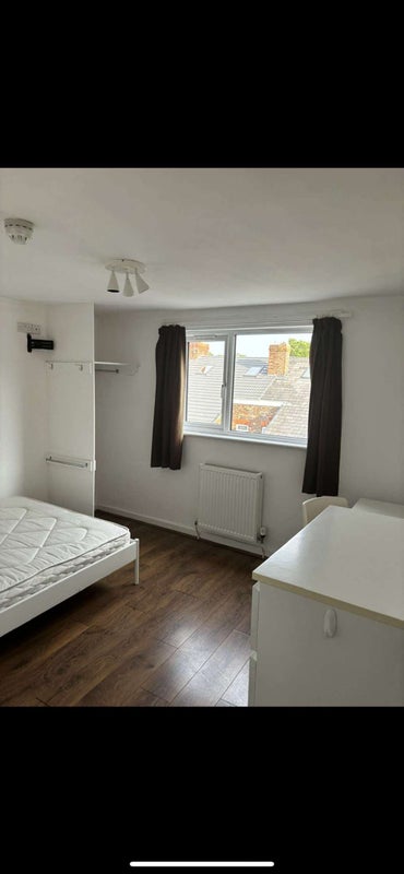 accommodation/3-double-rooms-available-near-greenbank-park/13082024_92954869.jpg