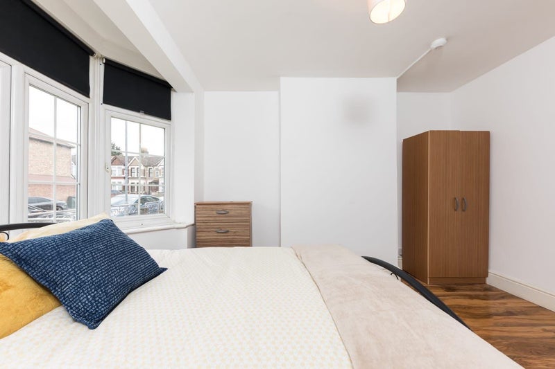 3 Double Rooms Next To Ilford Station  - student accommodation in Ilford - img_1