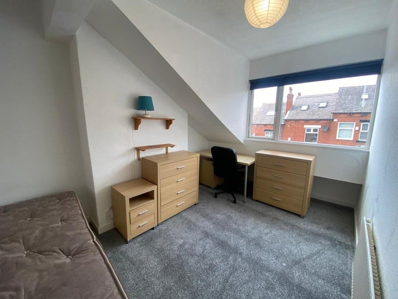Looking for someone to take over a room in a 3 bed student accommodation in Burley - img_7
