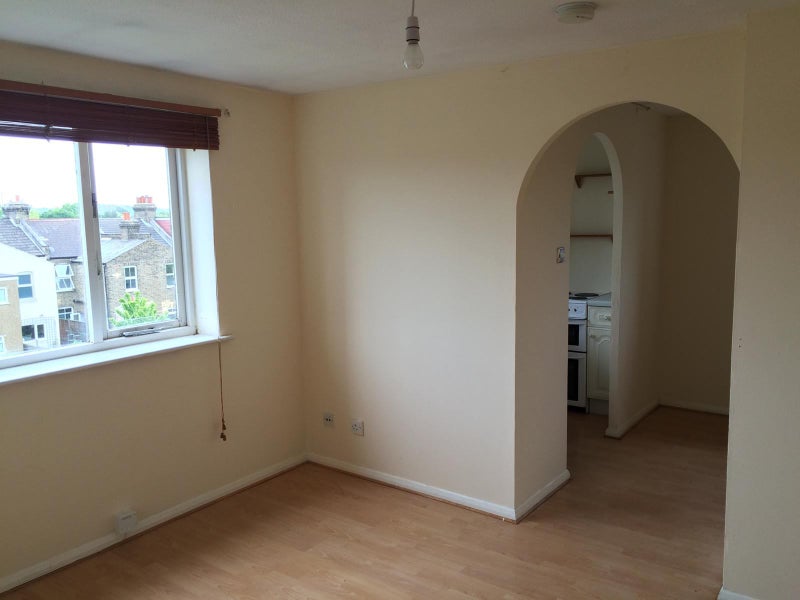 1 bedroom in a house share to rent student accommodation in Enfield - img_1