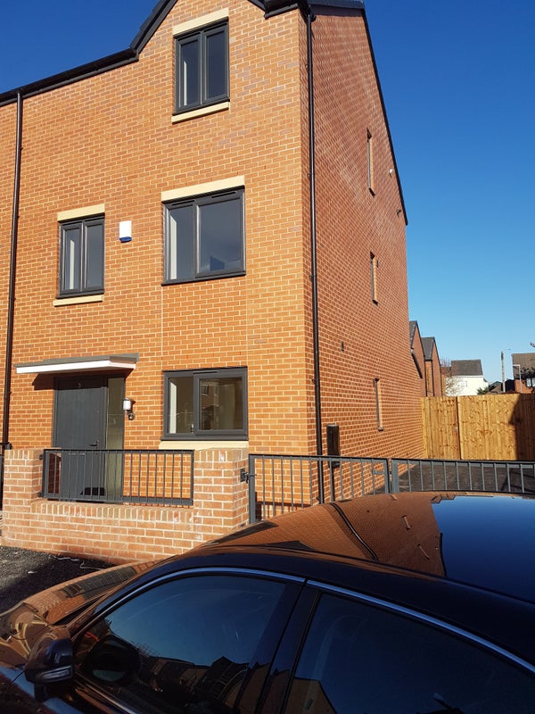 A cozy double room for a student /professional - student accommodation in Manchester - img_1
