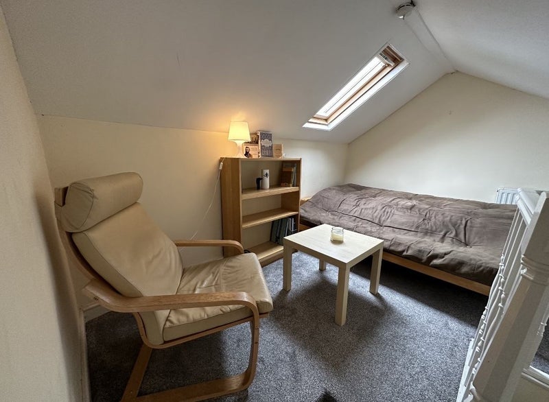 A double bedroom in a 3-double-bedroom house - student accommodation in Selly Oak - img_1