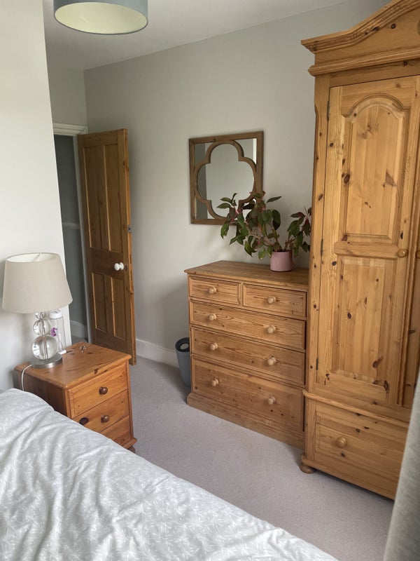 A double room to rent in a family house mon-fri - student accommodation in Northfields - img_1