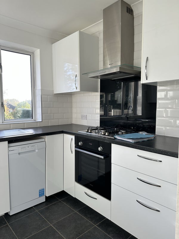 A large single bedrooms recently furnished - student accommodation in Sidcup - img_2