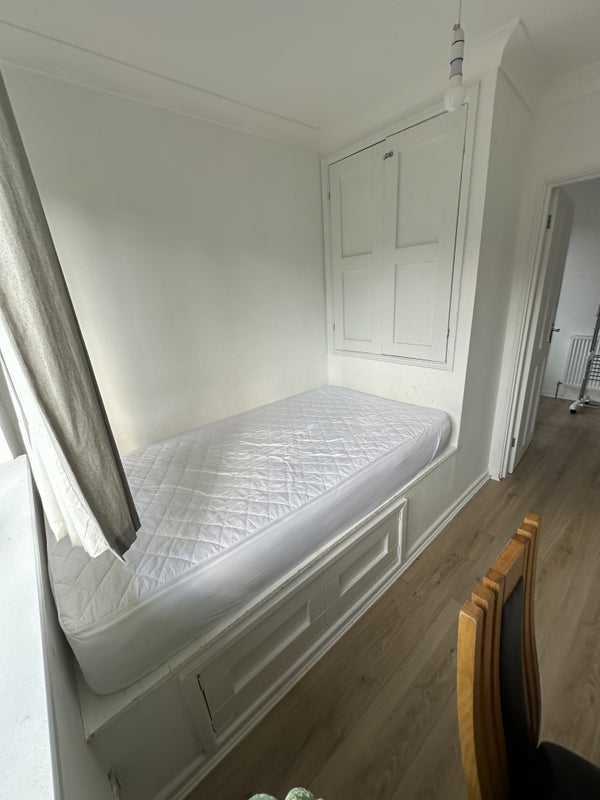 A large single bedrooms recently furnished - student accommodation in Sidcup - img_1