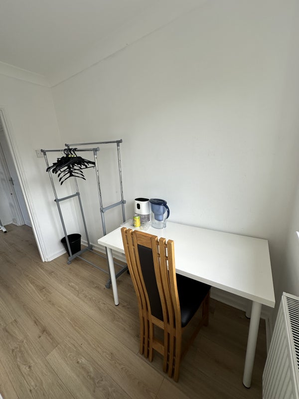 A large single bedrooms recently furnished - student accommodation in Sidcup - img_3