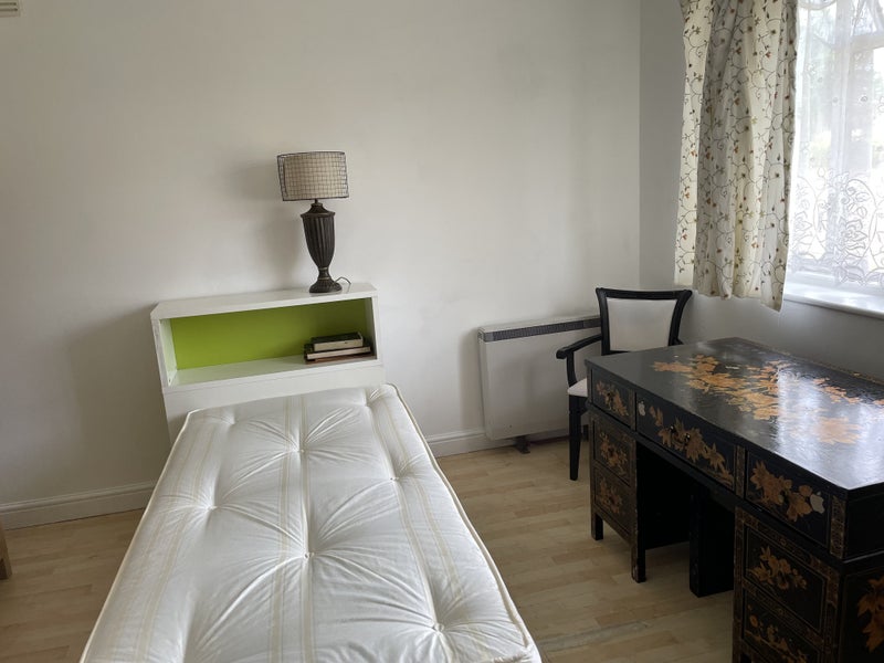A nice double room to let in peaceful house - student accommodation in Twickenham - img_2