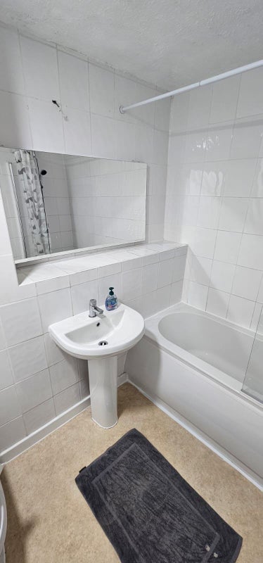 A Single room available for students or worker - student accommodation in Milton Keynes - img_2