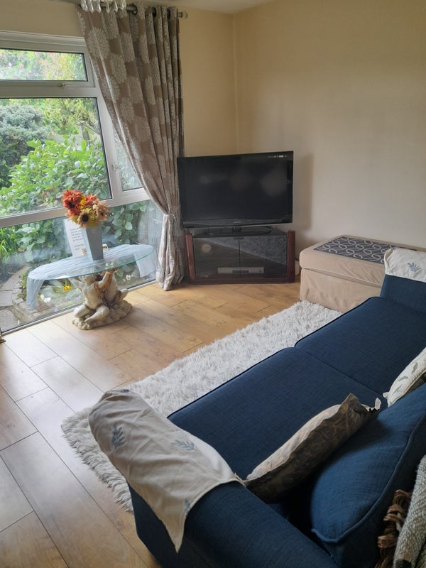 A single room  available, furnished. - student accommodation in Guildford - img_6