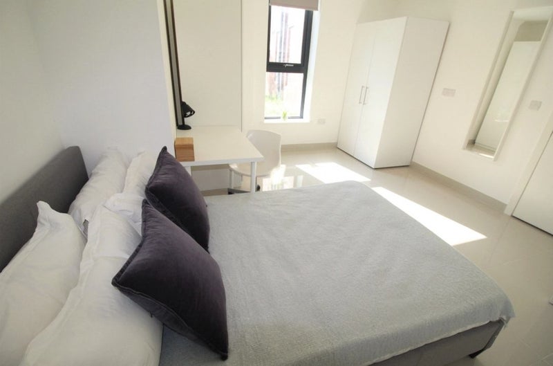 A Spacious Double Ensuite room with kitchenette. - student accommodation in Leeds City Centre - img_3