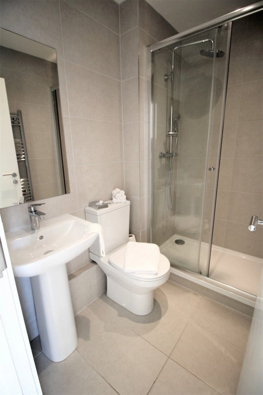 A Spacious Double Ensuite room with kitchenette. - student accommodation in Leeds City Centre - img_9