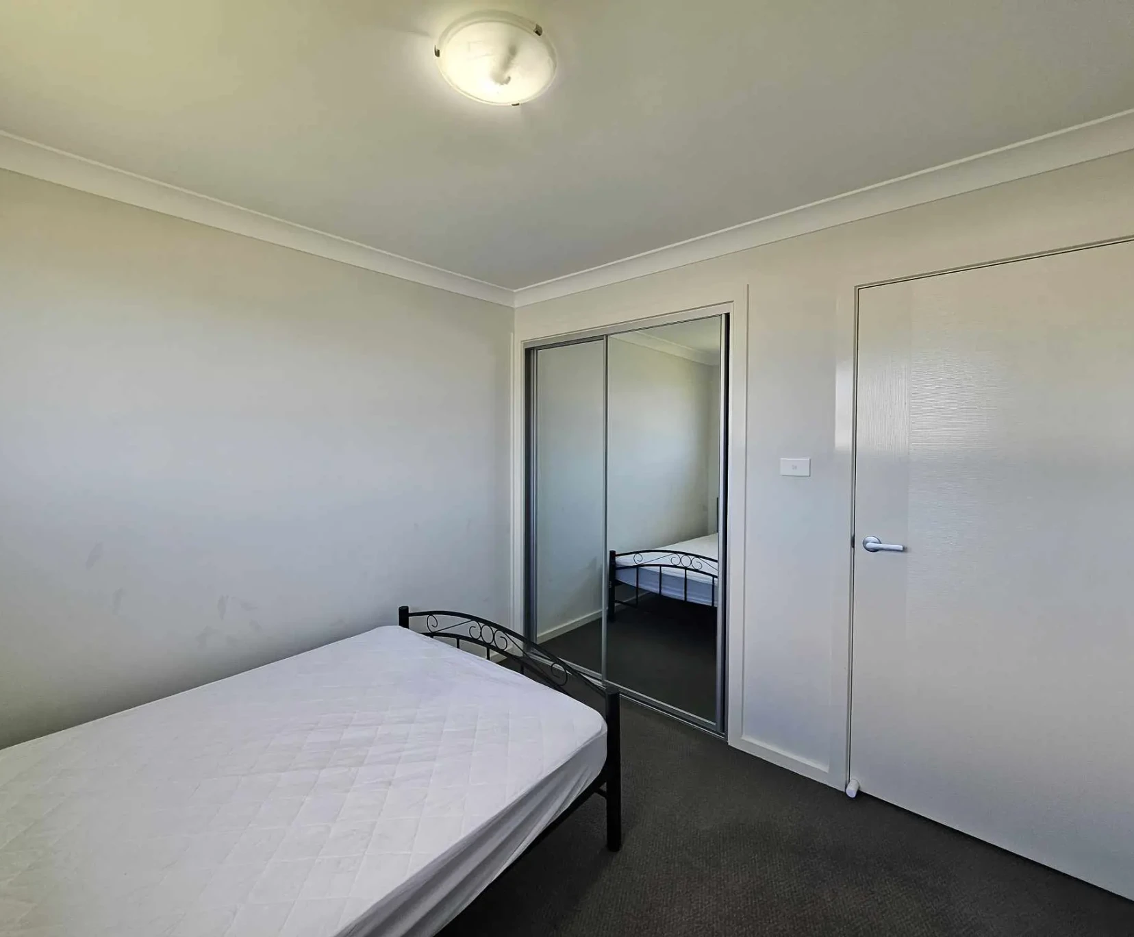Room for Rent in Bardia, Sydney | $300, Furnished, Shared bathroom student accommodation in Sydney - img_7