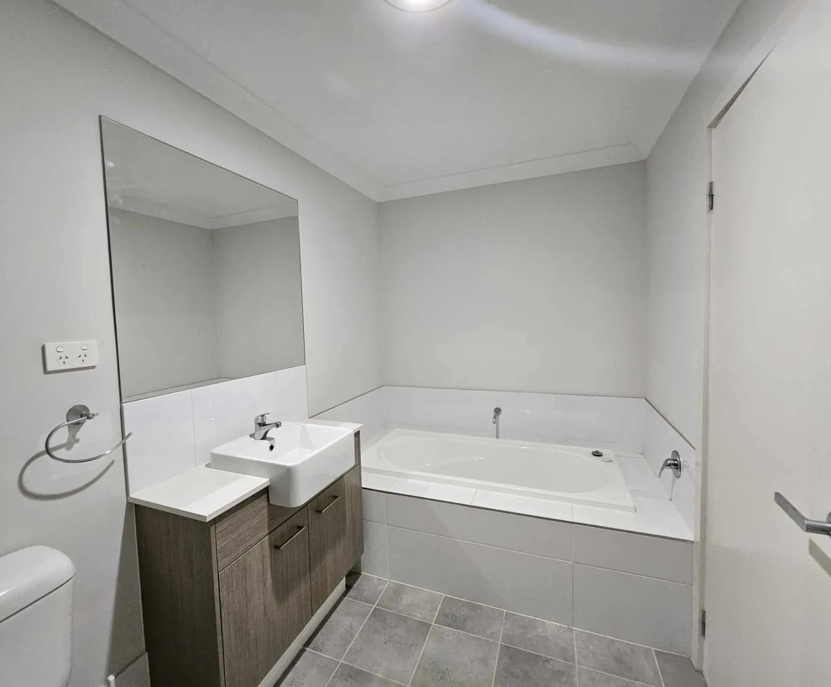 Room for Rent in Bardia, Sydney | $300, Furnished, Shared bathroom student accommodation in Sydney - img_9