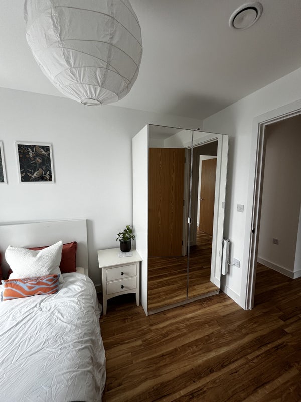 Beautiful Double Bedroom w/ private WC & view - student accommodation in Salford Quays - img_1