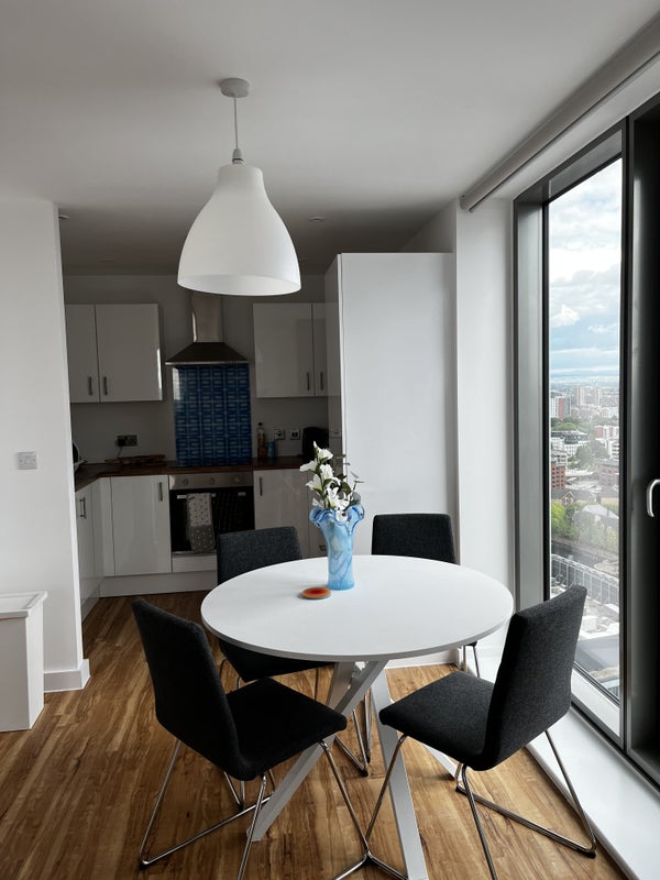 Beautiful Double Bedroom w/ private WC & view - student accommodation in Salford Quays - img_3