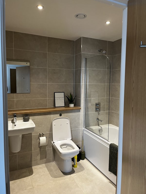 Beautiful Double Bedroom w/ private WC & view - student accommodation in Salford Quays - img_6