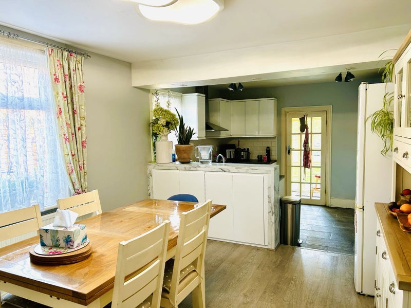 Beautiful Double Room for Lady Tenant - student accommodation in Feltham - img_4