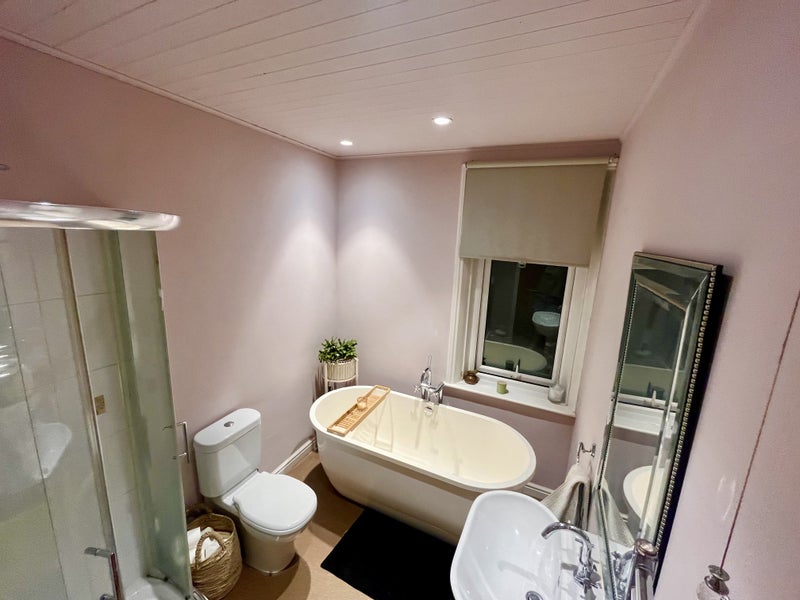 Beautiful king size room in large Victorian house - student accommodation in Halifax - img_2