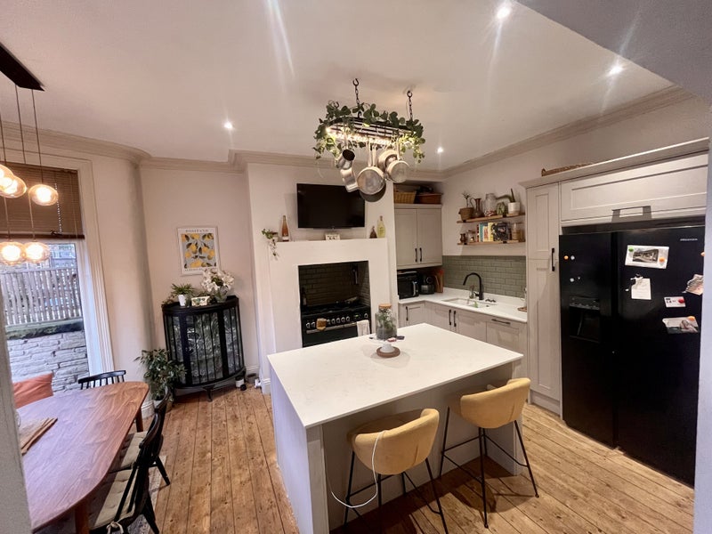 Beautiful king size room in large Victorian house - student accommodation in Halifax - img_3