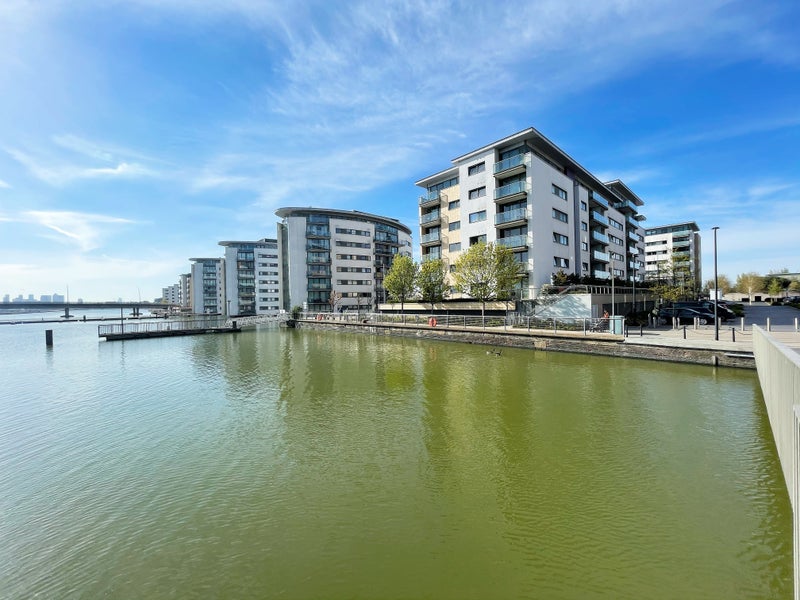 🚀 Bedroom With Bathroom Available Female Preferably - student accommodation in Docklands - img_15