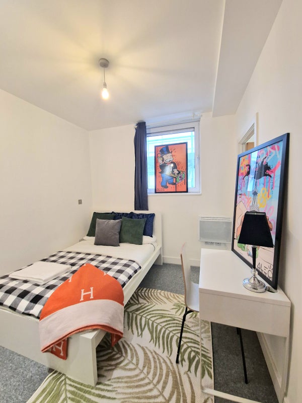 🚀 Bedroom With Bathroom Available Female Preferably - student accommodation in Docklands - img_3
