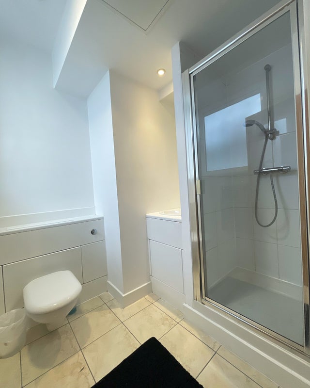 🚀 Bedroom With Bathroom Available Female Preferably - student accommodation in Docklands - img_12