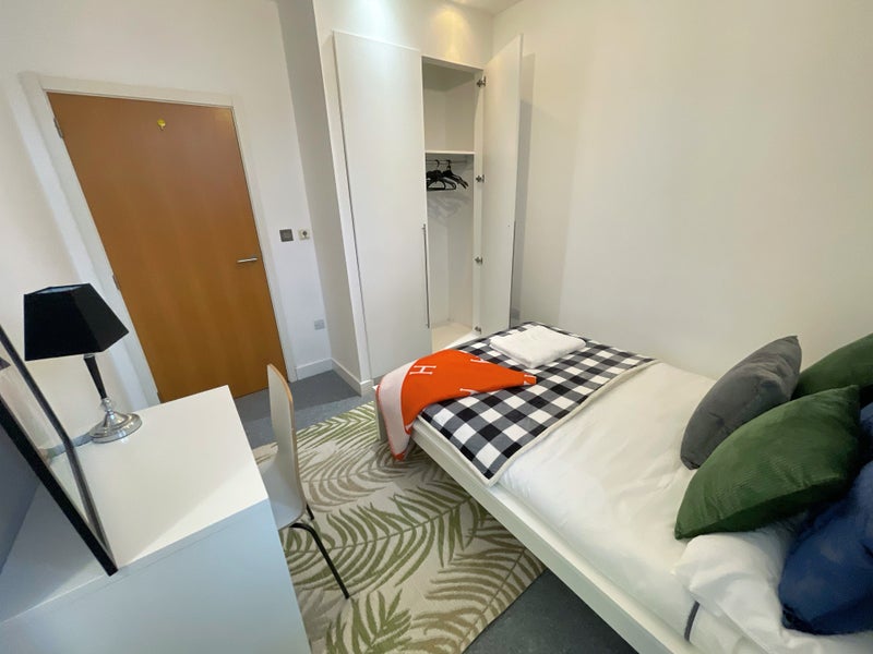🚀 Bedroom With Bathroom Available Female Preferably - student accommodation in Docklands - img_5
