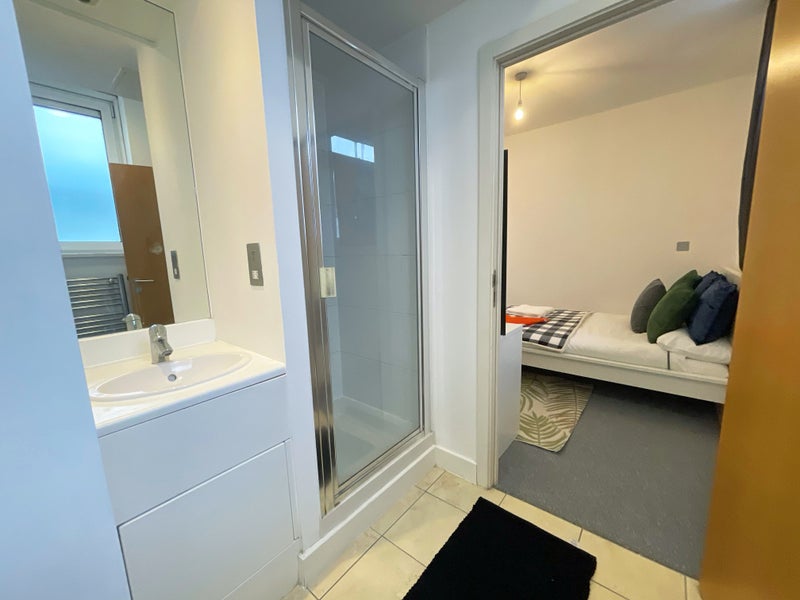 🚀 Bedroom With Bathroom Available Female Preferably - student accommodation in Docklands - img_4