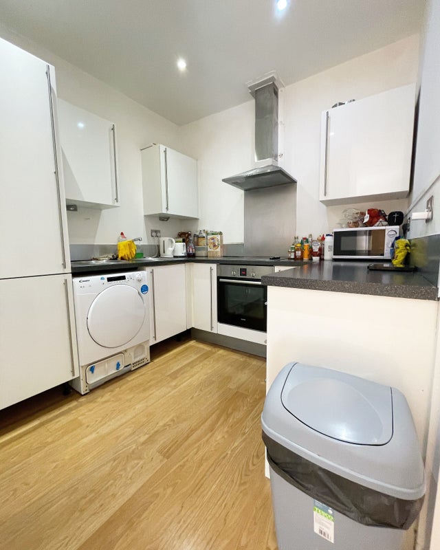 🚀 Bedroom With Bathroom Available Female Preferably - student accommodation in Docklands - img_11