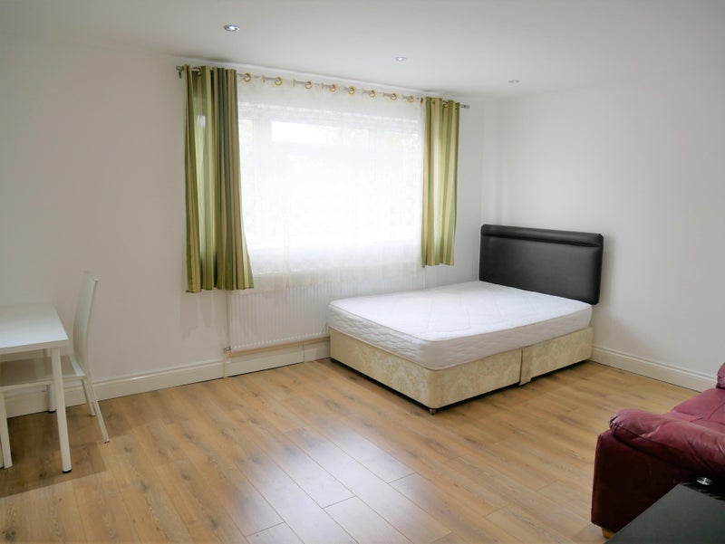 Bedsit Available in Hanwell - student accommodation in Boston Manor - img_1