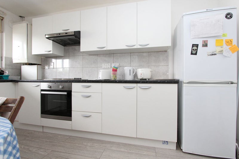 Big Double Room Available Now 5 min To BANK - student accommodation in Limehouse - img_4