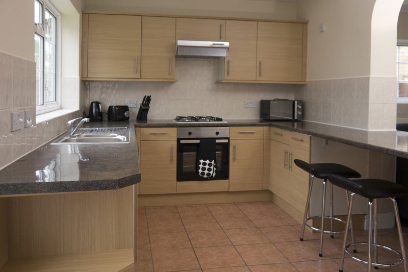 Big sunny single room in friendly cozy house - student accommodation in Boston Manor - img_4