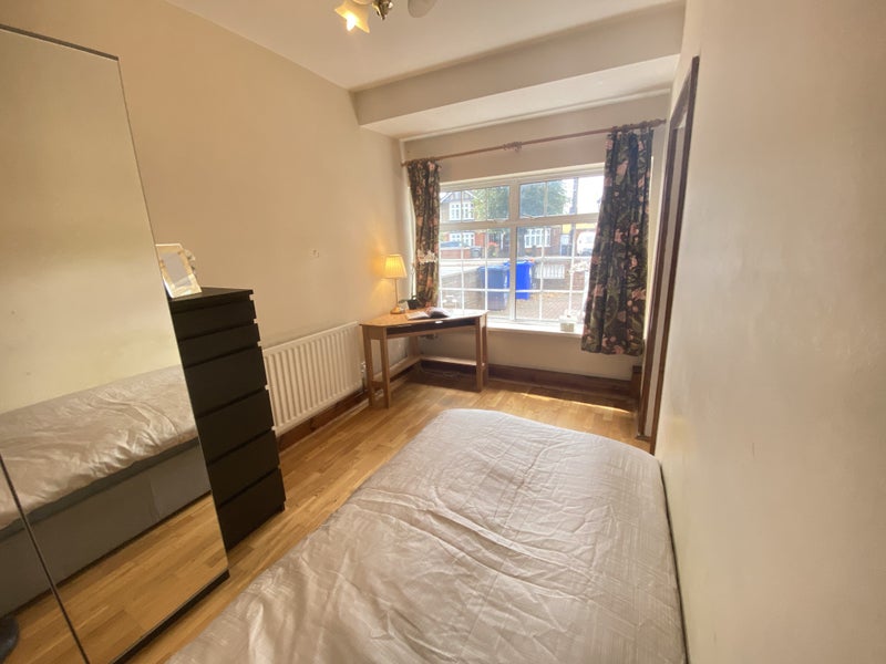 Big sunny single room in friendly cozy house - student accommodation in Boston Manor - img_8