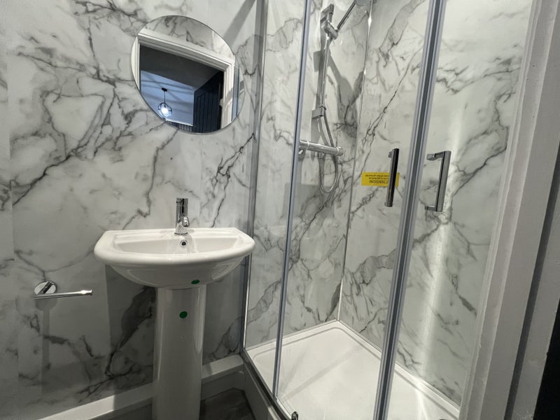 Brand New Furnished En-Suite Rooms - student accommodation in Buckingham - img_7