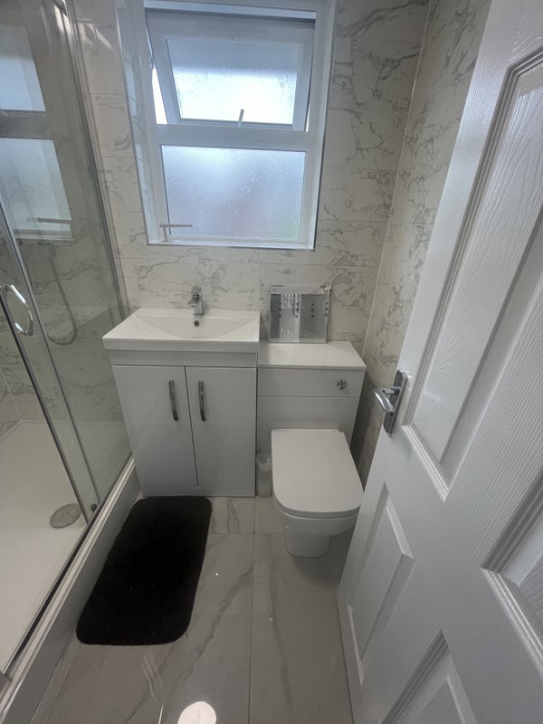 Brand new house with multiple rooms to rent - student accommodation in Erith - img_2
