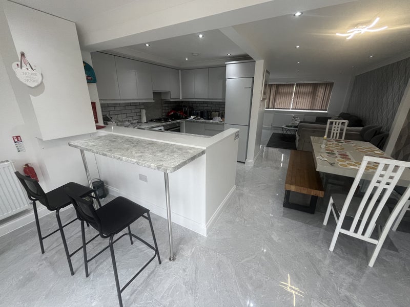 Brand new house with multiple rooms to rent - student accommodation in Erith - img_4