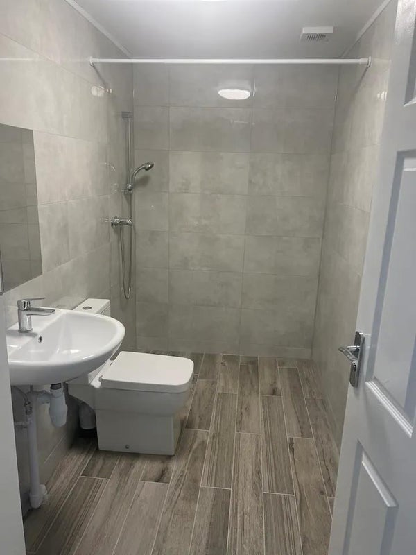 Brand new house with multiple rooms to rent - student accommodation in Erith - img_6