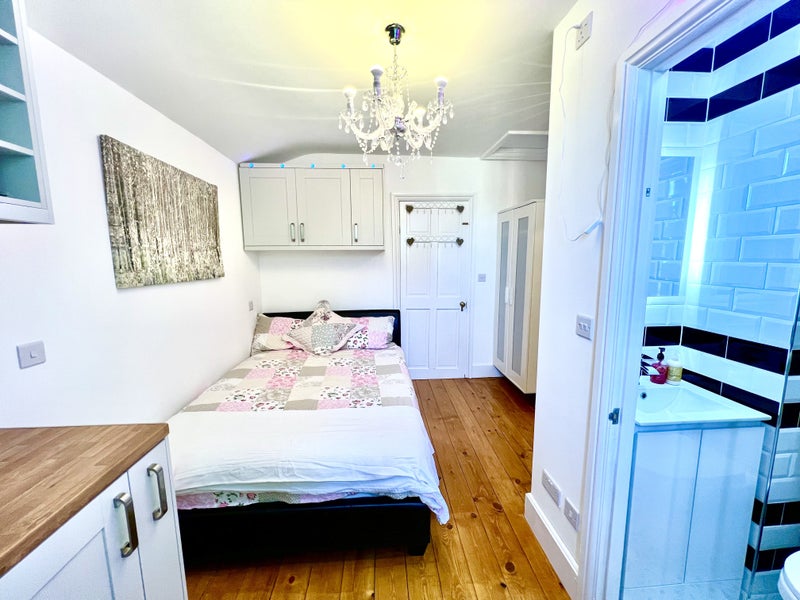 Brand NEW Self contained studio in Victorian House - student accommodation in Bow - img_1